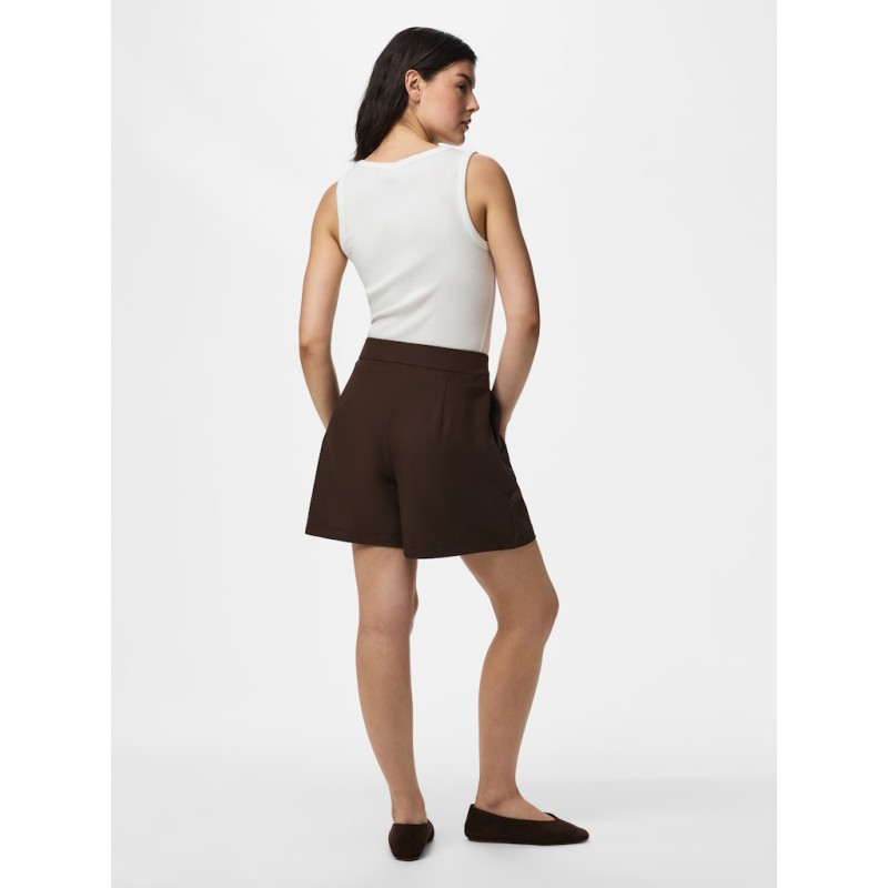 PIECES Bosella højtaljet pleated shorts - Hot Fudge