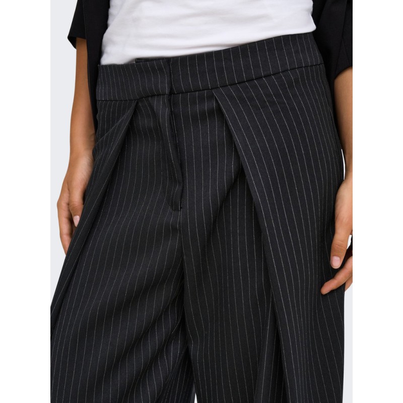 ONLY Pinya pleat barrel bukser - Black / Cloud Dancer Pinstripes